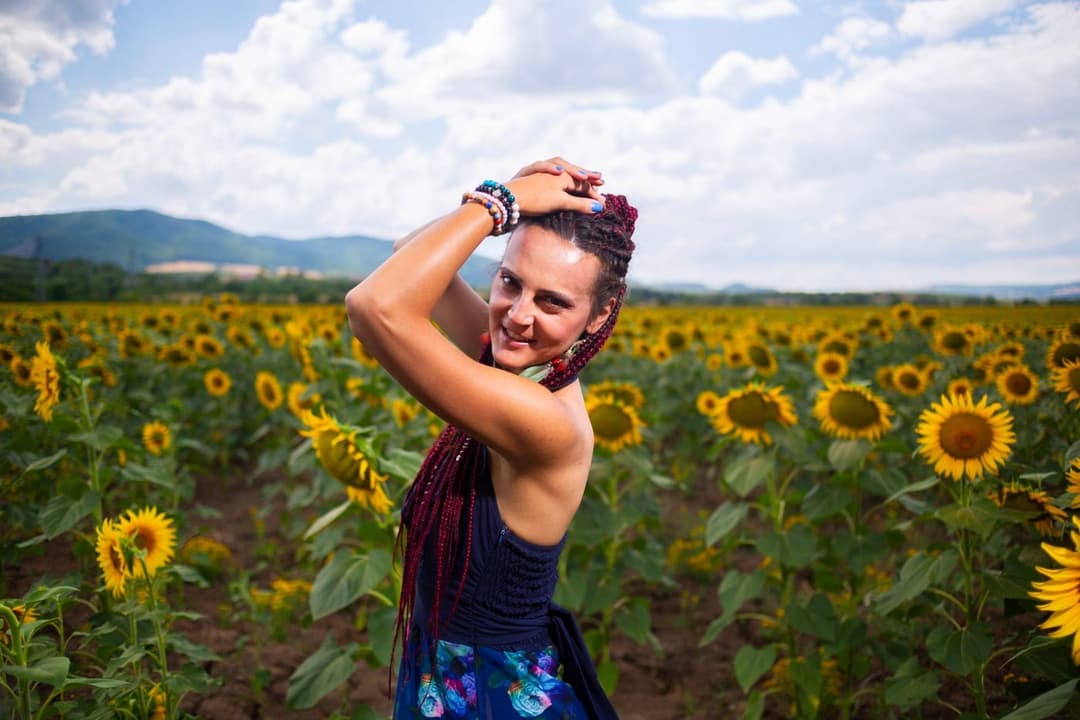 Николина сред слънчогледите